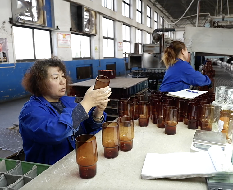 Glassware quality inspection and packaging at AIKEYI factory