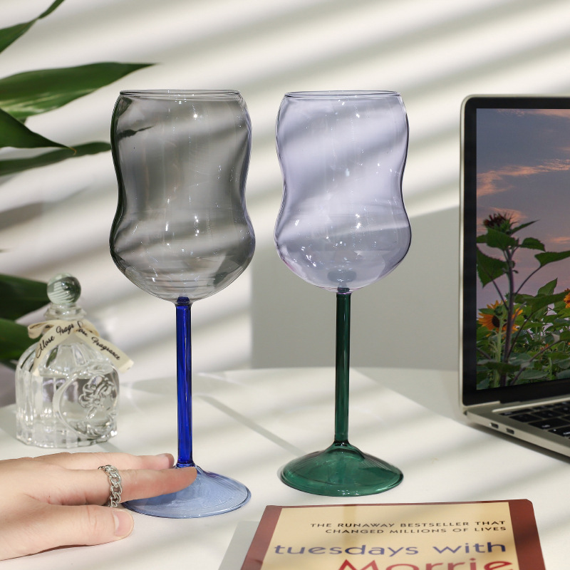 Customized color luxury borosilicate wine glasses in trulip shape