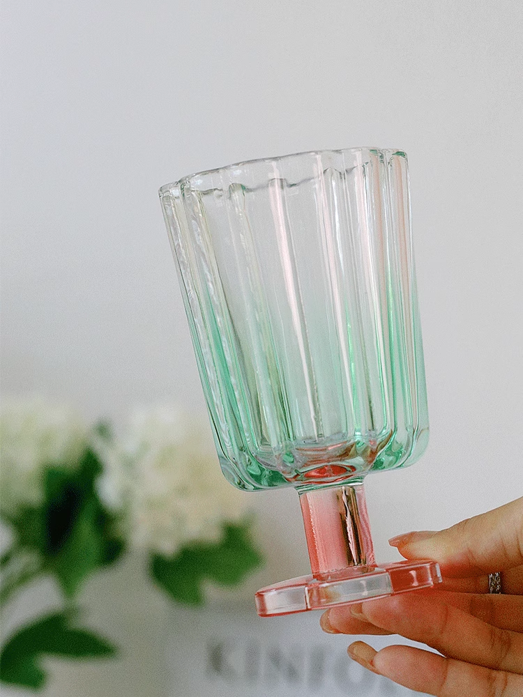 Cute flower shaped cocktail glass with color matching and high-value red wine and champagne cup