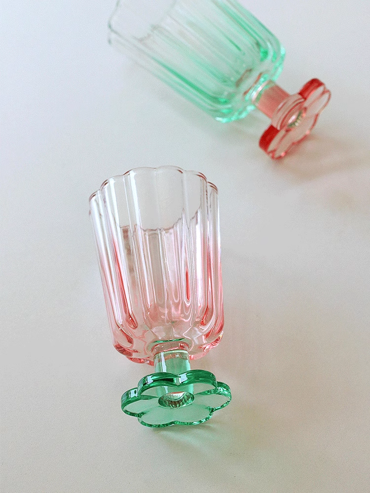 Cute flower shaped cocktail glass with color matching and high-value red wine and champagne cup