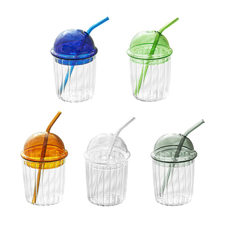 Clear vertical grain water glass with lid and straw. High borosilicate glass beverage bottle for wine bar or restaurant.