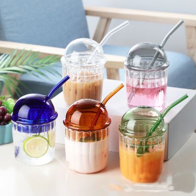 Clear vertical grain water glass with lid and straw. High borosilicate glass beverage bottle for wine bar or restaurant.