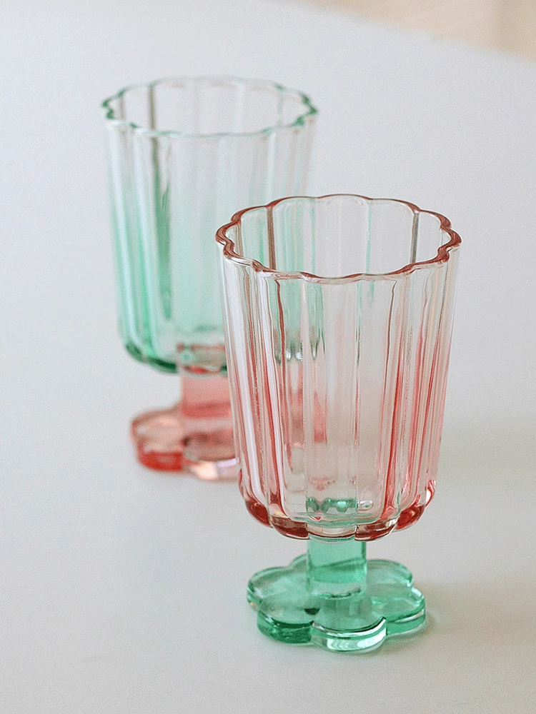 Cute flower shaped cocktail glass with color matching and high-value red wine and champagne cup
